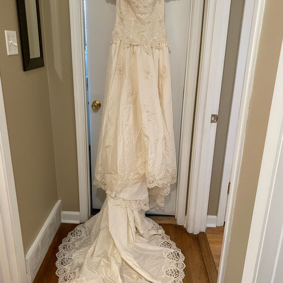 BONNY GORGEOUS SIZE 12 DETAILED WEDDING DRESS WITH GOLD BEADING ON THE FRONT - Picture 4 of 9